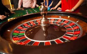 Pengguna memasang taruhan sepak bola menggunakan perangkat mobile dengan mudah
