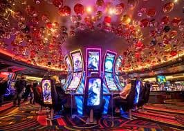Dealer live casino sedang berinteraksi langsung dengan pemain melalui streaming